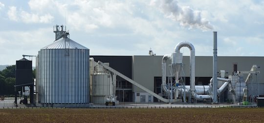 Vue sur la chaine de séchage et les silos de Bretagne Pellets, photo Frédéric Douard
