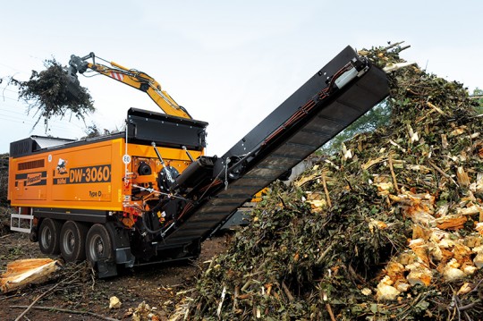 Le broyeur DW 3060 Biopower type D de chez Doppstadt travaillant du déchet vert