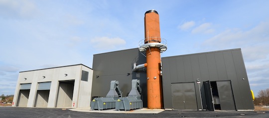 La chaufferie du réseau de chaleur de Guéret, avec à gauche les silos à bois, au centre la partie bois et à droite la partie gaz, photo Frédéric Douard