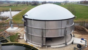 Le digesteur en inox en cours de construction à Burgebrach, photo Weltec