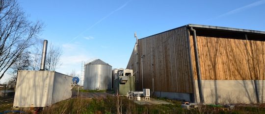 Unité de méthanisation du Pré du Loup à Saint-Josse, avec la chaufferie à gauche, le module de purification et compression au centre et le digesteur dans le bâtiment, photo Frédéric Douard