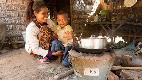 Cuisson sur un foyer amélioré au Myanmar, photo Géres