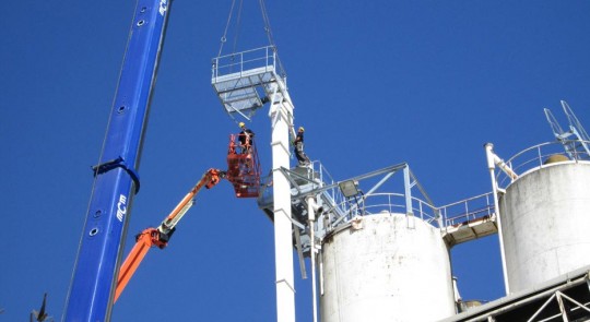 Montage d'élévateurs sur des silos industriels, photo J&P