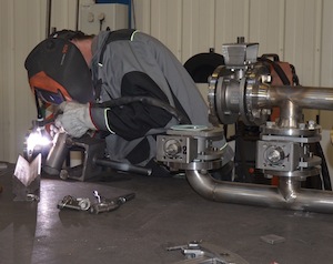 Fabrication d'une pièce de rechange spéciale pour une intervention d'urgence, photo Frédéric Douard