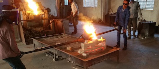 Coulée d'un barreau de grille en cire perdue Biopale, photo Astra