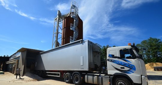 Livraison de sciure à Fågelfors et vue sur la spire verticale PST pour le remplissage du silo, photo Frédéric Douard