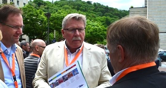 Markus Mann, président de Westerwälder Holzpellets et Bernard François, président du Groupe François en Belgique, en discussion avec Göran Wersterlund, président de Granul Invest, photo Frédéric Douard