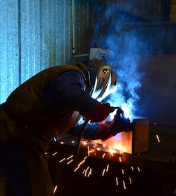 Préparation de pièces spéciales chez Biopale à Marquise, photo Frédéric Douard