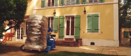 Livraison d'une palette de bois de chauffage dans une maison de ville, image Jeremy Hugues