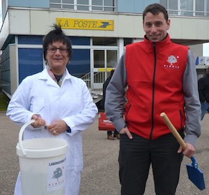 Annick Fabbi, Bois Energie 15, et Matthieu Petit, Fibois Drôme Ardèche, en tenue de travail pour le contrôle de la qualité du bois-énergie, photo Frédéric Douard