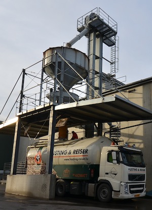 Chargement d'un camion souffleur Husting & Reiser, photo Frédéric Douard