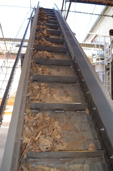 Convoyeur de bois métallique chez Guyenne Papier, photo Frédéric Douard
