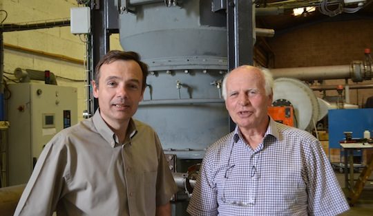 Etienne Lebas et Louis Rousseau devant le pilote de gazéification de Cogebio à Loyettes, photo FD