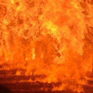 Flammes de gazéification dans le foyer de la chaudière Vyncke de Bissen, photo Frédéric Douard