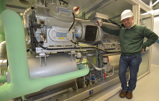 Juha Järvenreuna devant la pompe à chaleur du condenseur de Kauhava, photo Frédéric Douard