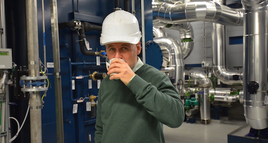 Juha Järvenreuna nous montre que l'eau qui sort de l'installation est buvable, photo Frédéric Douard