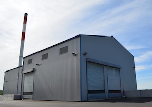 Le stockage de bois de la chaufferie de Bonilait Protéines à Saint Flour avec ses 3 accès de livraison du bois, photo Frédéric Douard