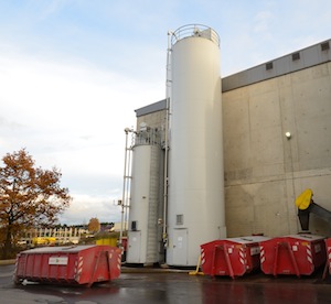 Les silos à chaux et à charbon actif (le petit) pour le traitement des fumées, photo Frédéric Douard