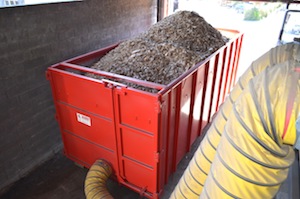 Séchage des plaquettes dans une benne Lauber à la scierie de Miremont, photo Frédéric Douard