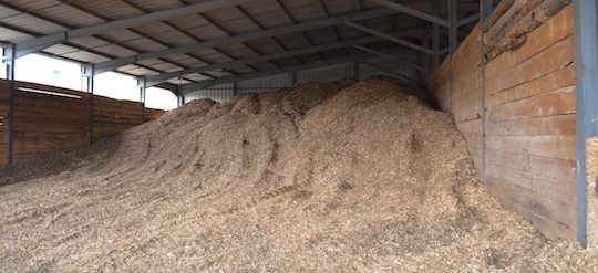 Stockage de plaquettes forestières de la coopérative Unisylva à Saint-Flour, photo Frédéric Douard