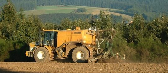 Epandage de digestat à la ferme du Faasch à Attert en Région wallonne dans la province de Luxembourg, photo Lee Sarl