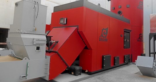 La plus grosse des deux chaudières à bois Compte R., celle de 4 MW, lors de sa pose, photo Compte R.