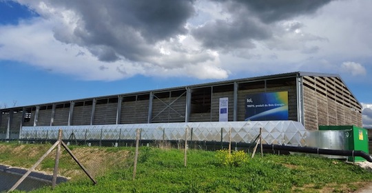 Le hangar de stockage de plaquettes de Trifyl équipé à l'arrière de la gaine d'arrivée de l'air de séchage pour la travée du milieu, photo France Biomasse