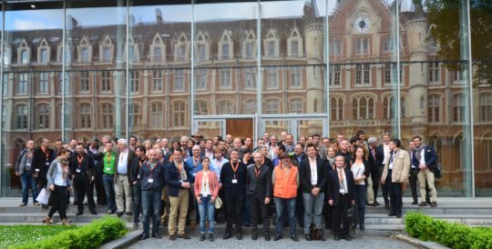 Les participants du Propellet 2016 avec en reflet la façade de la prestigieuse Université Catholique de Lille, photo Frédéric Douard - Cliquer sur l'image pour l'agrandir.