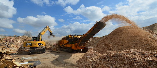 Broyage de bois de rebus avec le CBI 6400, photo Ffédéric Douard
