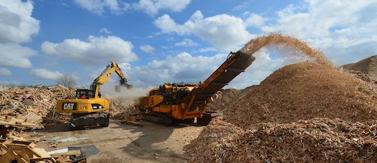 Broyage de bois de rebus avec le CBI 6400, photo Ffédéric Douard