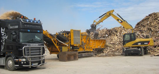 Chargement d'un camion de broyat de bois en SSD prélablement suivi, trié et préparé, photo Ramery