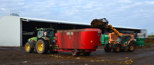 La préparation de la ration sur la plateforme de Montans, photo Frédéric Douard