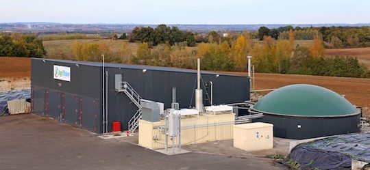 L'unité de méthanisation de Montans avec le hangar-digesteur à gauche, la préfosse à liquide et le module de cogénération au centre, photo Groupe Agri