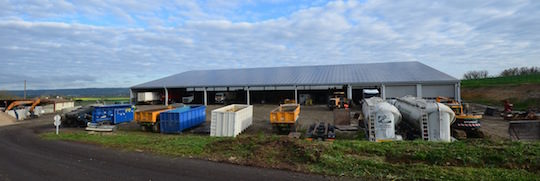 Le parc de matériels de chantiers du Groupe Agri devant la garage photovoltaïque, photo Frédéric Douard