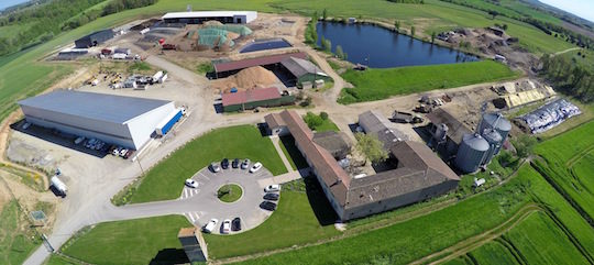 Le site du Groupe Agri à Montans, avec la ferme en bas à droite, le hangar photovolaIque, l'usine biomasse au centre et la méthanisation au fond à gauche, photo Groupe Agri