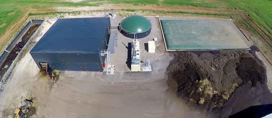 Les digesteurs à gauche, le fosse à liquide et le module de cogénération au centre, et les digestats solides et liquides à droite, photo Groupe Agri