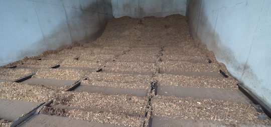 Silo du bois à briqueter, équipé par Sera-Bois, photo Frédéric Douard