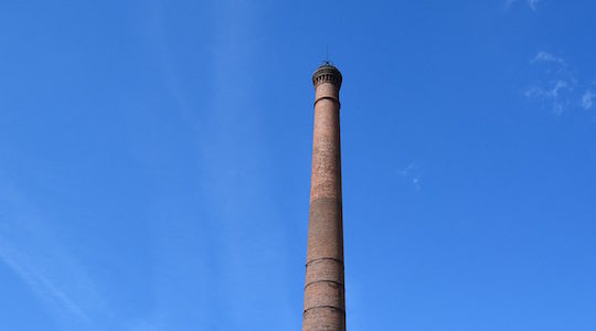 Vue de la cheminée centenaire utilisée pour l'évécuation des gaz de combustion de la chaudière à bois, ici en fonctionnement, photo Frédéric Douard