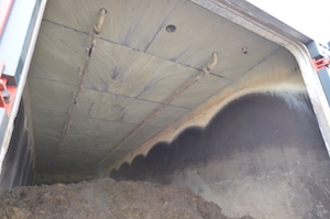 L'intérieur d'un garage-digesteur avec les rampes d'aspersion au plafond, photo Frédéric Douard