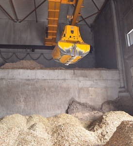 Grappin d'alimentation des silos à bois depuis la fosse de livraison ou du stockage, photo Frédéric Douard