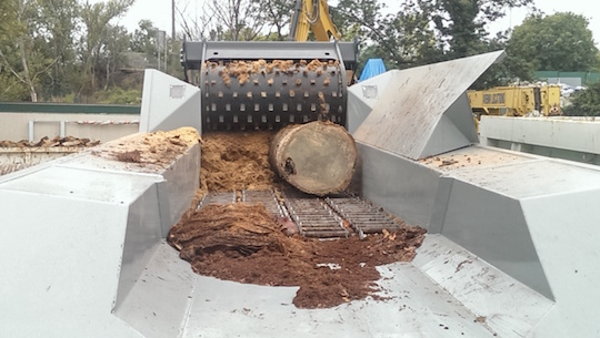 L'AXTOR dispose d'une large trémie d'alimentation, photo Hantsch