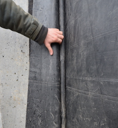 L'étanchéité des bâches de cellules se fait dans des joints béton encastrés, photo Frédéric Douard