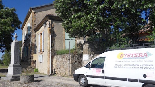 La mairie de Saint-Michel-de-Chabrillanoux et une fourgonnette de l'entreprise d'installation de Philippe Gondry, photo Hargassner France