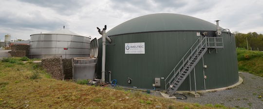 Le digesteur Weltec et l'une des cuves d'alimentation en inox à gauche, photo Frédéric Douard