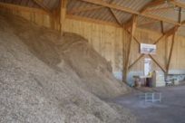 Le hangar de stockage de plaquettes forestières de Saint-Michel-de-Chabrillanoux, photo Apex Bois