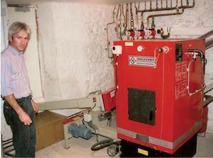 Philippe Gondry en 1996 dans la chaufferie de la commune de Saint-Michel-de-Chabrianoux, photo Hargassner France