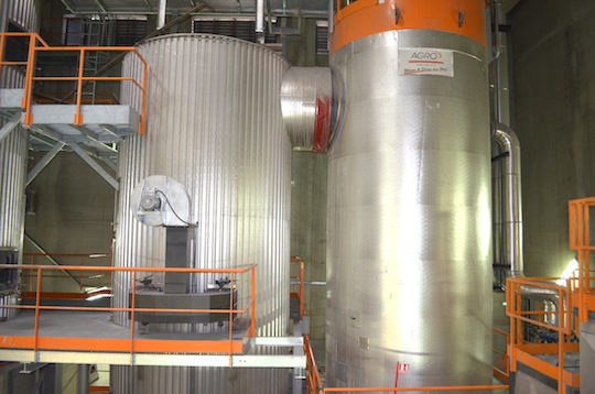 Zone de combustion à gauche du foyer de la chaudière Agroforst de 8 MW et son échangeur à droite, photo Frédéric Douard
