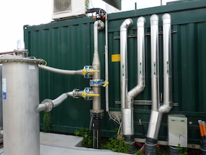 Arrivee de biogaz et départ réseau de chaleur du module de cogénération, photo François Bornschein