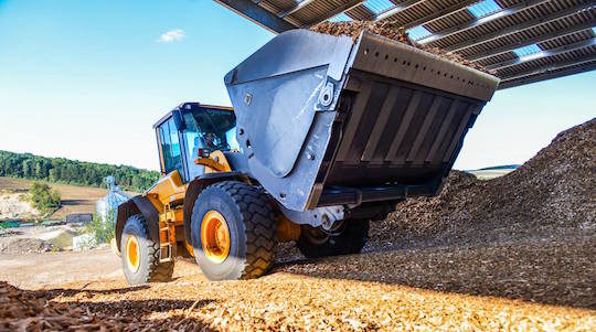 Chargement du tas dans le stockage de plaquettes, photo Piskorski