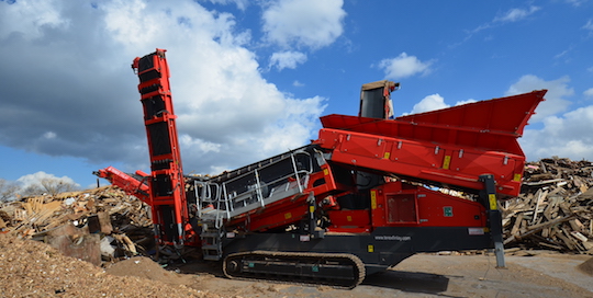 Crible vibrant mobile Spaleck monté sur un automoteur à chenilles Terex. Plateforme bois des Ets Ramery à Harnes, photo Frédéric Douard